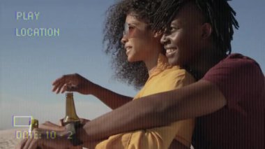 Deniz kıyısındaki insanların üzerindeki metin titreşimlerinin animasyonu. Sosyal medya mesajlaşması ve küresel iletişim teknolojisi konsepti dijital olarak oluşturulmuş video.