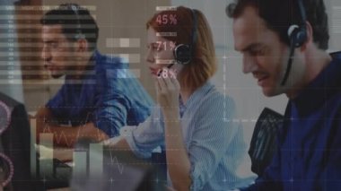 Telefon kulaklığı takan iş adamlarıyla ilgili istatistik ve veri işleme animasyonları. iş, bağlantı, teknoloji ve dijital arayüz konsepti dijital olarak oluşturulmuş video.