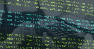 Ödeme terminali üzerinden finansal veri işleme animasyonu. küresel alışveriş, iş, dijital arayüz, teknoloji ve ağ konsepti dijital olarak oluşturulmuş video.