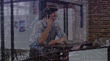 Ofisteki iş adamlarıyla olan bağlantıların animasyonu. küresel iş, bağlantılar ve veri işleme kavramı dijital olarak oluşturulmuş video.