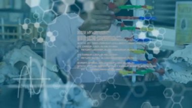 Laboratuvarda DNA yapısına dokunan kıza karşı kimyasal yapılar ve veri işleme. okul eğitimi ve teknoloji konsepti