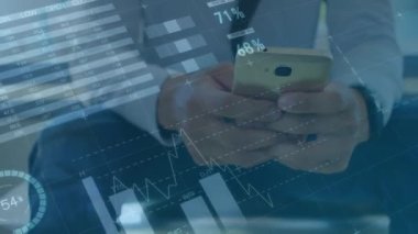 Akıllı telefon kullanan bir adamın istatistik ve finansal veri işleme animasyonu. küresel finansman, iş dünyası, dijital arayüz ve teknoloji konsepti dijital olarak oluşturulmuş video.