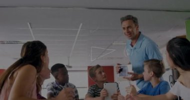 Matematiksel denklemlerin okul çocuklarının öğrenmesi üzerine animasyonu. küresel eğitim, teknoloji ve bağlantılar konsepti dijital olarak oluşturulmuş video.