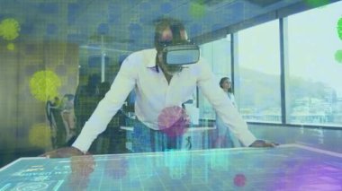 Ofiste çalışan VR kulaklıklı adam üzerinde covid virüs hücrelerinin animasyonu. Coronavirus covid 19 salgını sırasında iş ve teknoloji dijital olarak üretildi.