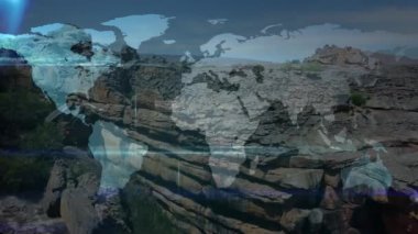 Kayaların üzerindeki bağlantı ağının animasyonu. küresel bağlantı, dijital arayüz, teknoloji ve ağ konsepti dijital olarak oluşturulmuş video.