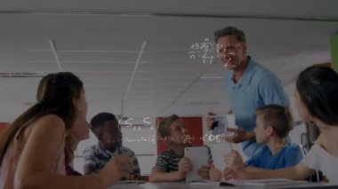Sınıf öğrencileri üzerindeki denklemlerin animasyonu. eğitim, veri işleme, bağlantı, teknoloji ve dijital arayüz kavramı dijital olarak oluşturulmuş video.