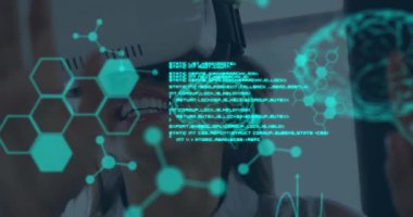 VR kulaklık takan bir iş kadını üzerinde dönen ve veri işleyen insan beyninin animasyonu. ticari, bilim, bağlantı, teknoloji ve dijital arayüz kavramı dijital olarak oluşturulmuş video.