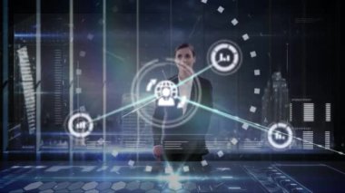 İnteraktif ekrana dokunan iş kadınının simgeleriyle bağlantı ağının animasyonu. küresel ağlar, veri işleme, dijital arayüz ve teknoloji konsepti dijital olarak oluşturulmuş video.
