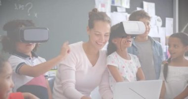 Matematiksel denklemlerin vr kulaklıklar kullanılarak okul çocukları üzerinde canlandırılması. küresel eğitim, teknoloji ve bağlantılar konsepti dijital olarak oluşturulmuş video.