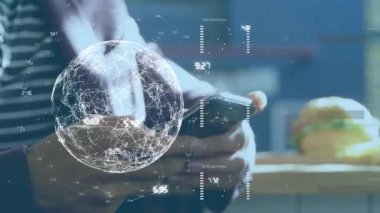 Akıllı telefon kullanan kadın üzerinden dünya ile bağlantı ağının animasyonu. küresel bağlantılar, dijital arayüz, teknoloji ve ağ konsepti dijital olarak oluşturulmuş video.