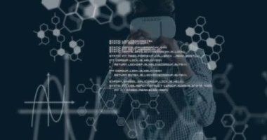 VR kulaklık takan iş adamının bilimsel veri işleme animasyonu. ticari, bilim, bağlantı, teknoloji ve dijital arayüz kavramı dijital olarak oluşturulmuş video.