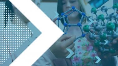 Laboratuvarda moleküler yapı modeline dokunan bir grup öğrenciye karşı soyut geometrik şekiller. okul eğitimi ve teknoloji konsepti
