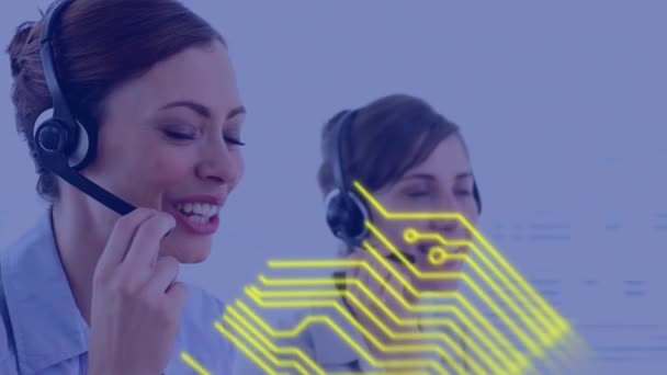 Анімація Обчислювальної Плати Над Бізнесменами Використовуючи Телефонні Гарнітури Глобальний Бізнес — стокове відео