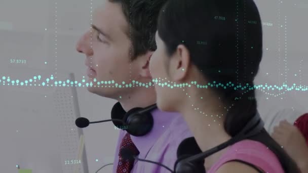 Animatie Van Statistieken Gegevensverwerking Zakelijke Mensen Met Telefoonheadsets Bedrijfs Verbindings — Stockvideo