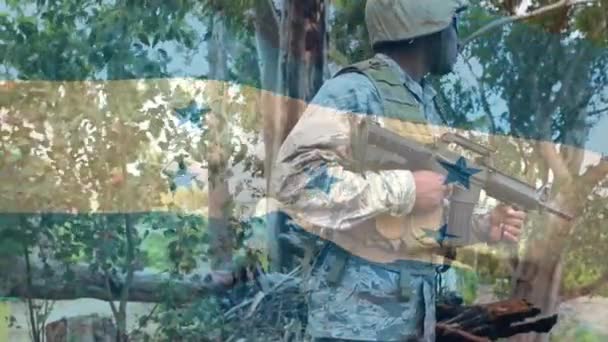 Composición Digital Ondear Bandera Honduras Contra Soldado Sosteniendo Arma Campo — Vídeo de stock