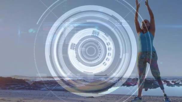 海辺で人工手足の運動をしている女性をスキャンする範囲のアニメーション フィットネス 健康とデータ処理の概念デジタルで生成されたビデオ — ストック動画