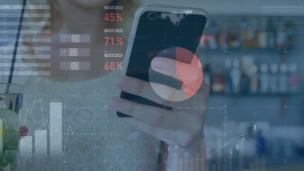 Akıllı Telefon Kullanan Bir Kadın Hakkında Istatistik Finansal Veri Işleme — Stok video