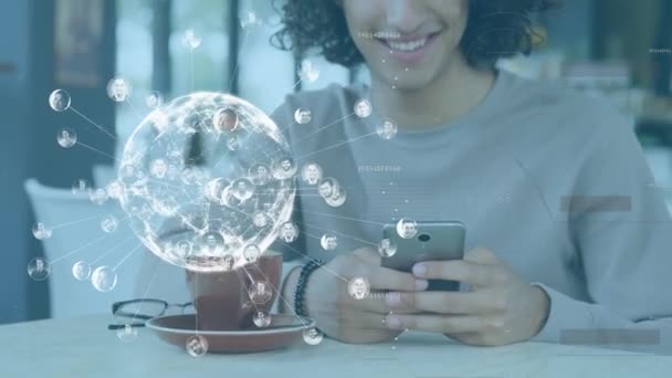 Animazione Rete Connessioni Con Globo Sopra Uomo Utilizzando Smartphone Connessioni — Video Stock