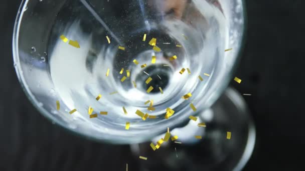 Animación Confeti Dorado Cayendo Sobre Aceitunas Cayendo Bebida Transparente Vaso — Vídeos de Stock