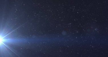 Gece gökyüzündeki yıldızların üzerinde hipnotize edici bir hareketle hareket eden parlak mavi yıldız görüntüsü. Işık rengi ve hareket kavramı dijital olarak oluşturuldu.