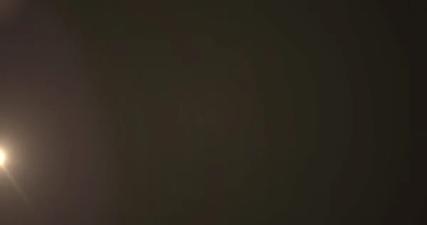 Immagine Una Macchia Luminosa Luce Tremolante Movimento Ipnotico Sfondo Marrone — Foto Stock