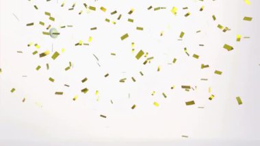 Beyaz arka planda düşen renkli hapların ve konfetilerin animasyonu. Küresel tıbbi araştırma teknolojisi ve sağlık kutlama konsepti, dijital olarak üretilen video.