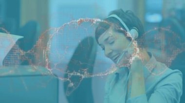 Kulaklık kullanan bir iş kadınının beyin ve DNA 'sının animasyonu. küresel bilim, dijital arayüz, teknoloji ve ağ konsepti dijital olarak oluşturulmuş video.