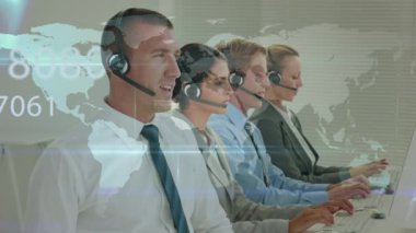 Telefon kulaklığı takan iş adamlarının bağlantılarının ve dünya haritasının animasyonu. ticari, ağ, bağlantılar, teknoloji ve dijital arayüz kavramı dijital olarak oluşturulmuş video.