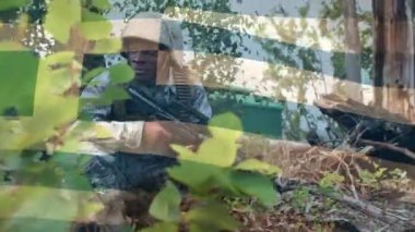 Çevreye göz kulak olan silahlı askerlere karşı Yunan bayrağı sallamanın dijital bileşimi. asker ordusu ve vatanseverlik kavramı