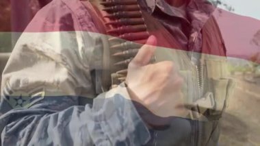 Eğitim kampında duran askere karşı Hollanda bayrağı sallamanın dijital bileşimi. asker ordusu ve vatanseverlik kavramı