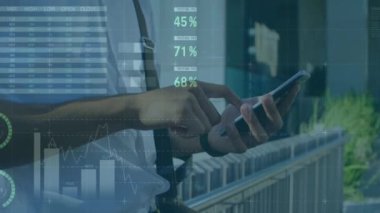 Akıllı telefon kullanan bir adamın istatistik ve finansal veri işleme animasyonu. küresel finansman, iş dünyası, dijital arayüz ve teknoloji konsepti dijital olarak oluşturulmuş video.