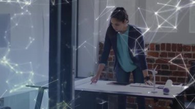 Ofisteki iş kadınlarıyla olan bağlantıların animasyonu. küresel iş, bağlantılar, veri işleme, dijital arayüz ve teknoloji konsepti dijital olarak oluşturulmuş video.