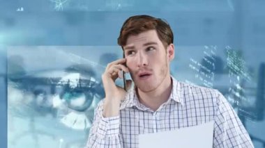 Akıllı telefon ve finansal veri işlemlerini boş ofis üzerinden yapan bir iş adamı animasyonu. küresel iş, dijital arayüz, teknoloji ve ağ konsepti dijital olarak oluşturulmuş video.