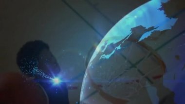 Siyah arkaplanda, erkek basketbolcu puanı üzerinden dönen dünya ve ağın animasyonu. 