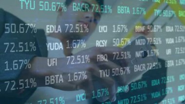 Akıllı telefon kullanan bir adamın finansal veri işleme animasyonu. küresel finansman, iş dünyası, dijital arayüz ve teknoloji konsepti dijital olarak oluşturulmuş video.