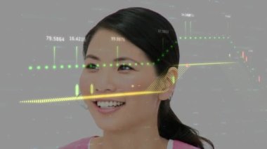 Telefon kulaklığı takan iş kadınının istatistik ve veri işleme animasyonu. iş, bağlantı, teknoloji ve dijital arayüz konsepti dijital olarak oluşturulmuş video.