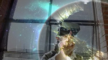 VR kulaklık takan kadın üzerindeki bağlantı ağının dünya animasyonu. küresel bağlantılar, veri işleme, dijital arayüz ve teknoloji konsepti dijital olarak oluşturulmuş video.