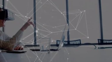 VR kulaklık takan kadın üzerindeki bağlantı ağının animasyonu. küresel bağlantılar, veri işleme, dijital arayüz ve teknoloji konsepti dijital olarak oluşturulmuş video.