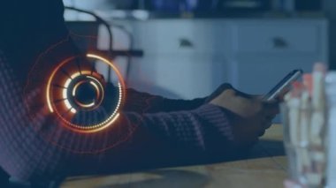 Akıllı telefon kullanan adamı tarayan bir animasyon. küresel veri işleme, bağlantılar, teknoloji ve dijital arayüz kavramı dijital olarak oluşturulmuş video.