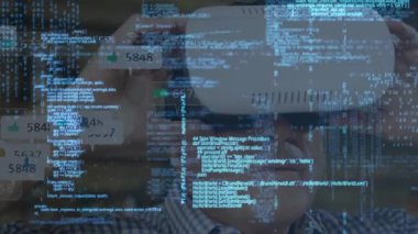 VR kulaklık takan kişi hakkında bilgi ve veri işleme animasyonu. dijital arayüz ve küresel iletişim konsepti dijital olarak oluşturulmuş video.