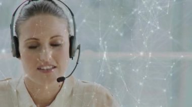 Telefon kulaklığı kullanarak iş kadını üzerinden bağlantı ağının animasyonu. küresel iletişim, iş dünyası, dijital arayüz, teknoloji ve ağ konsepti dijital olarak oluşturulmuş video.