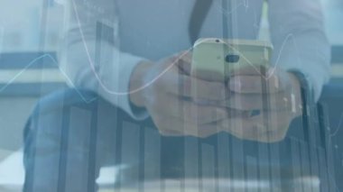 Akıllı telefon kullanan bir adamın istatistik ve finansal veri işleme animasyonu. küresel finansman, iş dünyası, dijital arayüz ve teknoloji konsepti dijital olarak oluşturulmuş video.