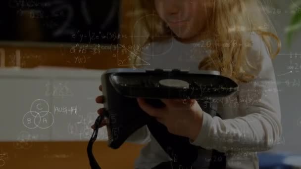 Animering Matematiska Ritningar Och Ekvationer Över Småbarn Som Bär Headset — Stockvideo