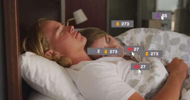 Animação Notificações Mídia Social Sobre Casal Feliz Dormindo Cama Abraçando — Vídeo de Stock