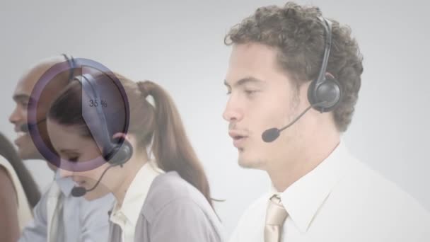 Animace Statistik Zpracování Dat Přes Podnikatele Kteří Nosí Telefonní Sluchátka — Stock video