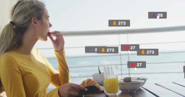 Animación Los Iconos Las Redes Sociales Sobre Mujer Desayunando Por — Vídeos de Stock