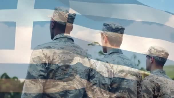 Digitale Compositie Van Zwaaiende Griekse Vlag Tegen Achteraanzicht Van Soldaten — Stockvideo