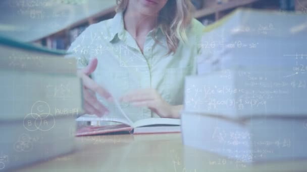 Animatie Van Wiskundige Vergelijkingen Vrouwelijke Studenten Die Bibliotheek Studeren Onderwijs — Stockvideo