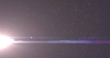 Gece gökyüzündeki yıldızların üzerinde hipnotik hareketlerle hareket eden parlayan beyaz yıldız görüntüsü. Işık rengi ve hareket kavramı dijital olarak oluşturuldu.