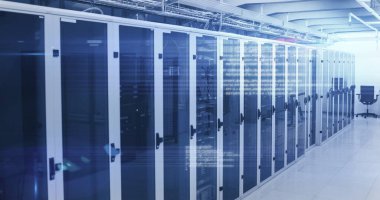 Parlayan ışıkları olan bir sunucu odasında bilgisayar sunucuları ağından akan veri işleme ve dijital bilginin görüntüsü. İnternet hizmet sağlayıcısı veya veri işleme merkezi genel ağı.